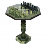 Шахматный стол с каменными фигурами