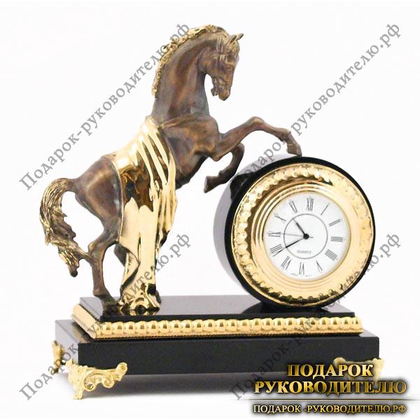 Часы конь с попоной из долерита